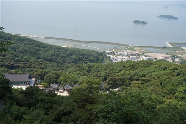 관음보살상이 새겨진 눈썹바위에서 내려다 본 보문사와 서해바다.