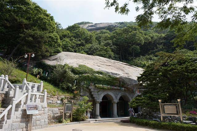 어부가 바다에서 건졌다는 나한의 전설이 담긴 석실.