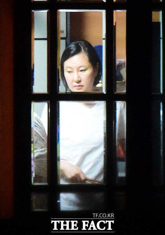 집에서 식사를 준비하는 장시호