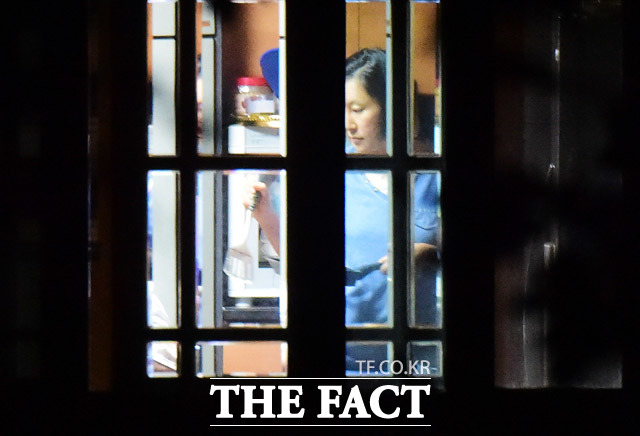 집에서 식사를 준비하는 장시호