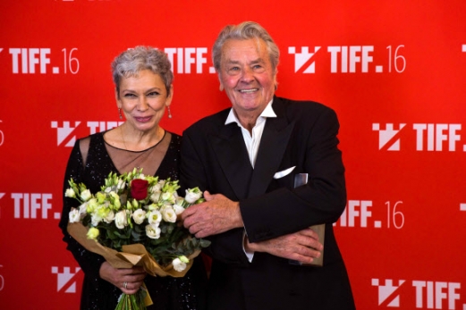 프랑스 배우 알랭 들롱이 10일(현지시간) 루마니아 클루즈나포카에서 열린 ‘트란실바니아 국제 영화제(Transylvania International Film Festival)’에서 평생공로상을 수상한 후 루마니아 여배우 오아나 펠리아와 함께 포즈를 취하고 있다.<br>AFP 연합뉴스