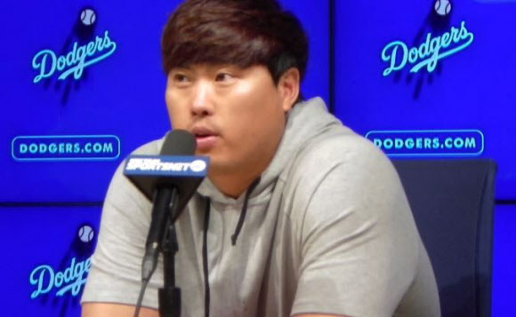 인터뷰하는 류현진