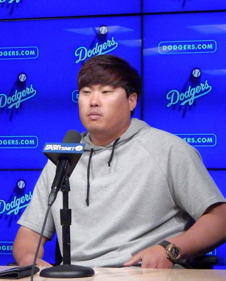 인터뷰하는 류현진