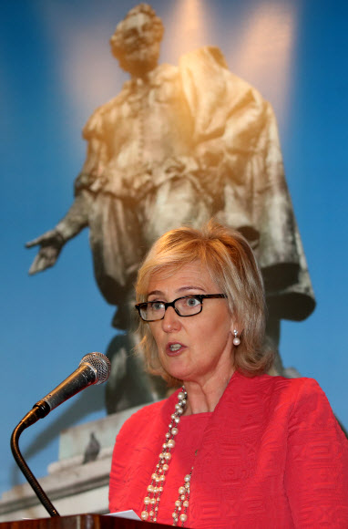 환영사 하는 아스트리드 공주