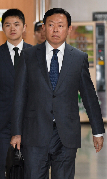 법정 들어가는 신동빈 회장