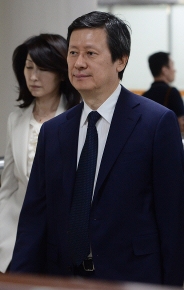 법정 들어가는 신동주 부회장