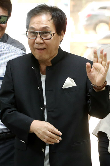 손 흔드는 조영남