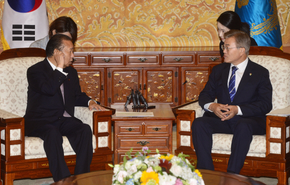 문재인 대통령이 12일  청와대에서 일본 총리의 특사인 니카이 도시히로(二階俊博, 78) 집권 자민당 간사장을 접견하고 있다. 2017. 06. 12 안주영 기자 jya@seoul.co.kr