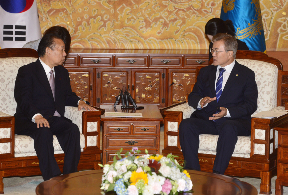 문재인 대통령이 12일  청와대에서 일본 총리의 특사인 니카이 도시히로(二階俊博, 78) 집권 자민당 간사장을 접견하고 있다. 2017. 06. 12 안주영 기자 jya@seoul.co.kr