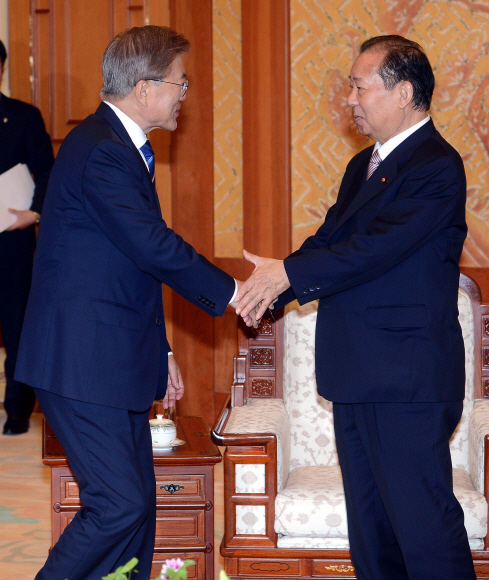 문재인 대통령이 12일 오후 청와대 접견실에서  일본특사인 니카이 도시히로 자민당 간사장과 악수하고 있다. 2017. 06. 12 안주영 기자 jya@seoul.co.kr