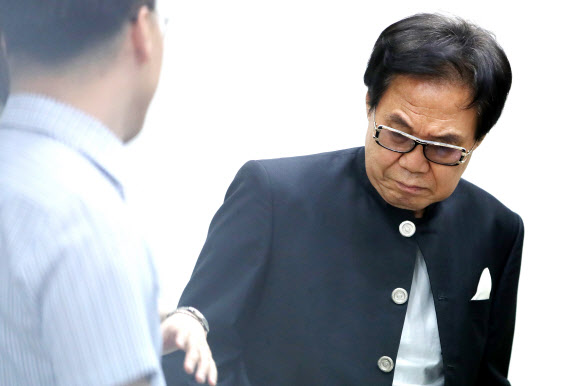 생각에 잠긴 조영남