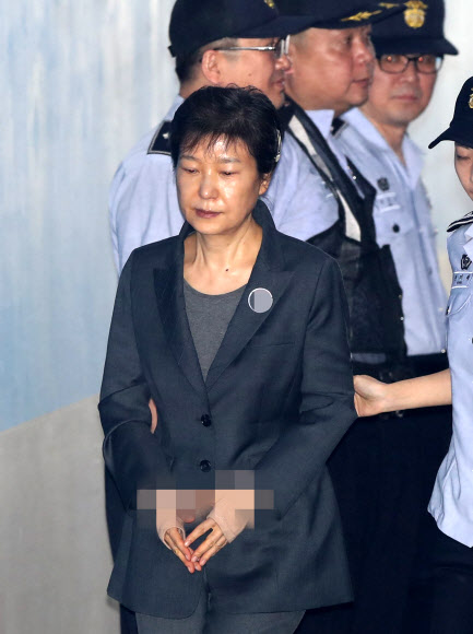 박근혜 전 대통령이 13일 오전 재판에 출석하기 위해 서울 서초구 중앙지방법원에 도착하고 있다.  연합뉴스
