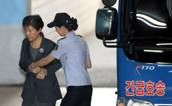 박근혜 전 대통령이 13일 오전 재판에 출석하기 위해 서울 서초구 중앙지방법원에 도착하고 있다.  연합뉴스