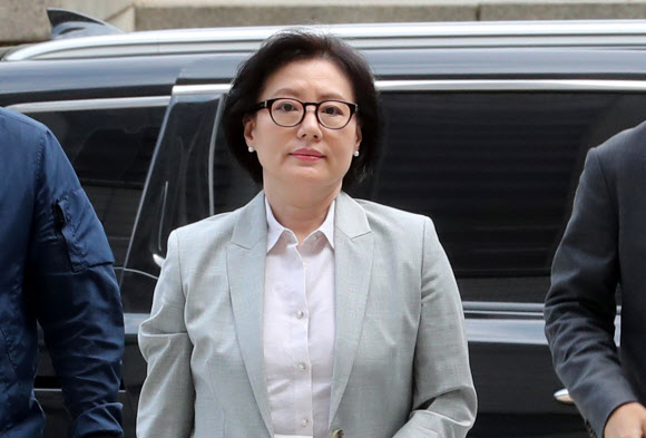 신격호 롯데그룹 총괄회장과 사실혼 관계인 서미경씨가 13일 오전 서울 서초구 서울중앙지법에서 열린 롯데 총수 일가의 공판에 출석하고 있다.  연합뉴스