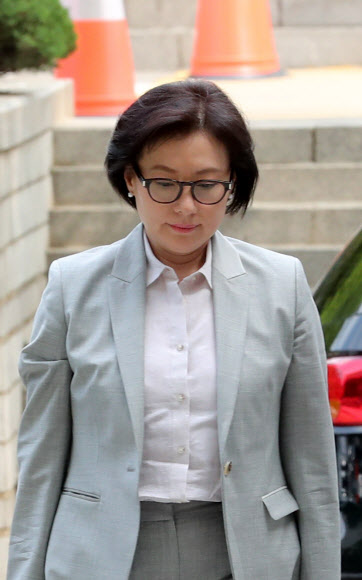 신격호 롯데그룹 총괄회장과 사실혼 관계인 서미경씨가 13일 오전 서울 서초구 서울중앙지법에서 열린 롯데 총수 일가의 공판에 출석하고 있다.  연합뉴스