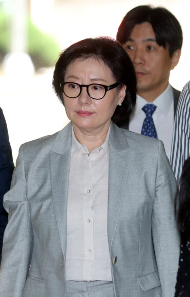 신격호 롯데그룹 총괄회장과 사실혼 관계인 서미경씨가 13일 오전 서울 서초구 서울중앙지법에서 열린 롯데 총수 일가의 공판에 출석하고 있다. 연합뉴스