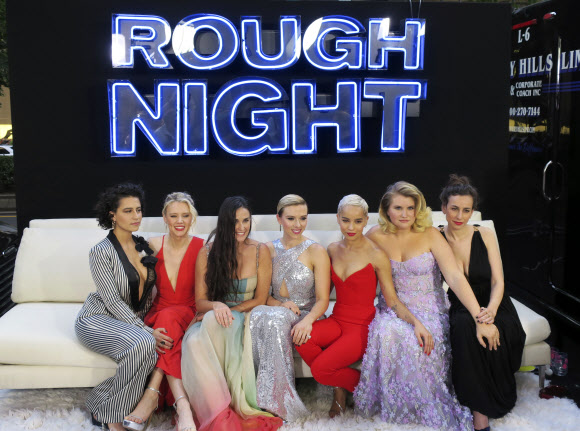12일(현지시간) 미국 뉴욕 AMC 로우스 링컨 스퀘어에서 진행된 영화 ‘러프 나이트(Rough Night)’ 프리미어 시사회에서 출연 배우인 일래너 글레이저,케이트 맥키넌, 데미 무어, 스칼렛 요한슨, 조 크라비츠, 질리언 벨과 감독인 루시아 애니엘로(왼쪽부터)가 포즈를 취하고 있다. AP 연합뉴스