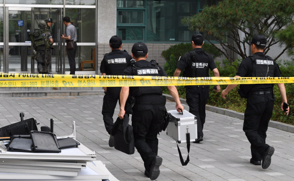 13일 테러가 의심되는 폭발사고가 발생한 서울 서대문구 연세대학교 공학관 김모 교수 연구실 사고현장에 군과 과학수사대가 들어가고 있다. 박윤슬 기자 seul@seoul.co.kr