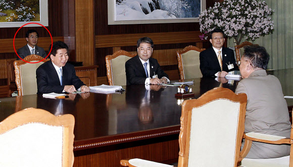 조 후보자는 2007년 10월 당시 노무현 대통령과 북한 김정일 국방위원장 간 정상회담을 성사시킨 주역 중 한 명으로, 회담 당시 배석(사진 동그라미)해 회의록을 작성했다. 연합뉴스