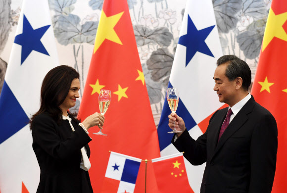 왕이(오른쪽) 중국 외교부장과 이사벨 세인트 말로 파나마 부통령 겸 외교장관이 13일 베이징에서 ‘외교관계 수립 공동 성명’에 서명한 직후 건배하고 있다. 파나마는 이날 중국과 수교하는 동시에 대만과 단교했다. 베이징 AFP 연합뉴스