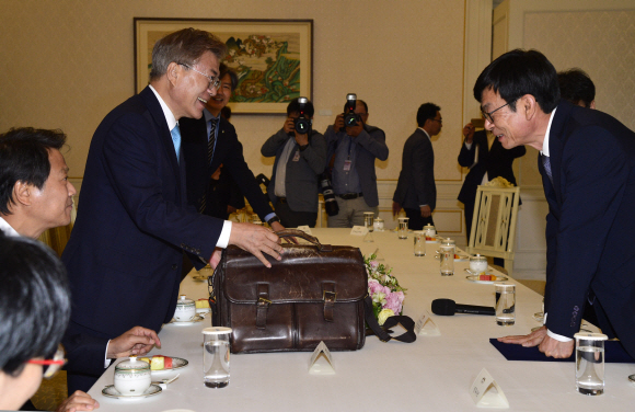 김상조 공정위원장의 낡은 가방 보며