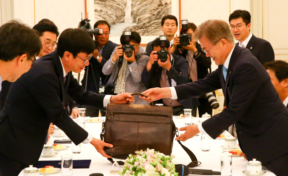 김상조 공정위원장의 낡은 가방 보며