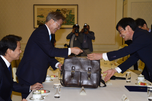 김상조 공정위원장의 낡은 가방 보며