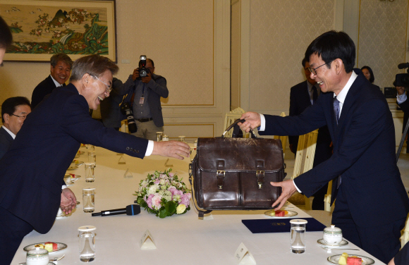 김상조 공정위원장의 낡은 가방 보며