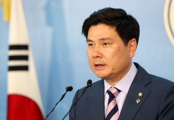 바른정당 지상욱 의원이 13일 국회 정론관에서 당대표 경선 출마를 선언하고 있다. 연합뉴스 