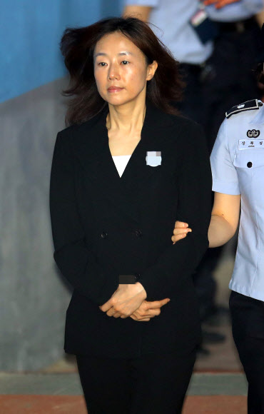 법정 향하는 조윤선