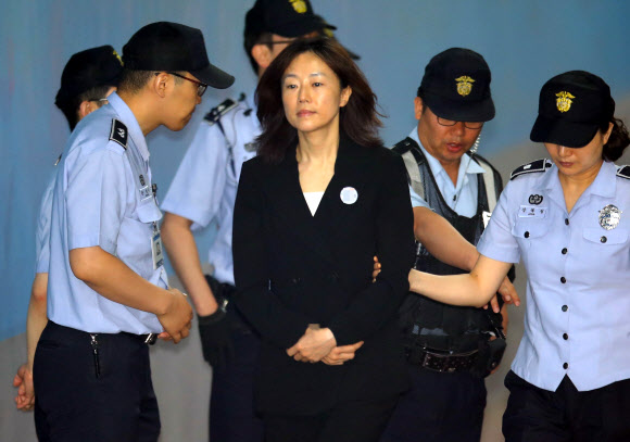 법정 향하는 조윤선