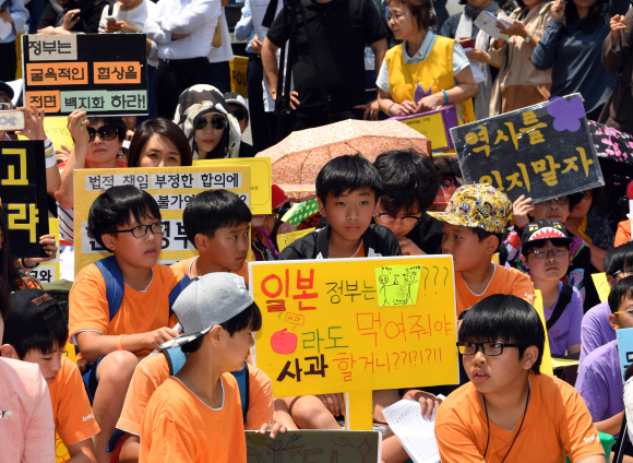 14일 서울 수송동 옛 일본대사관 앞에서 열린 수요집회에 참석한 어린이들이 일본을 규탄하는 피켓을 들고 있다. 박지환 기자 popocar@seoul.co.kr