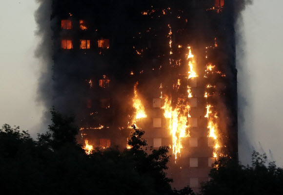 런던 27층 아파트서 큰 불…붕괴위험 속 참변 우려