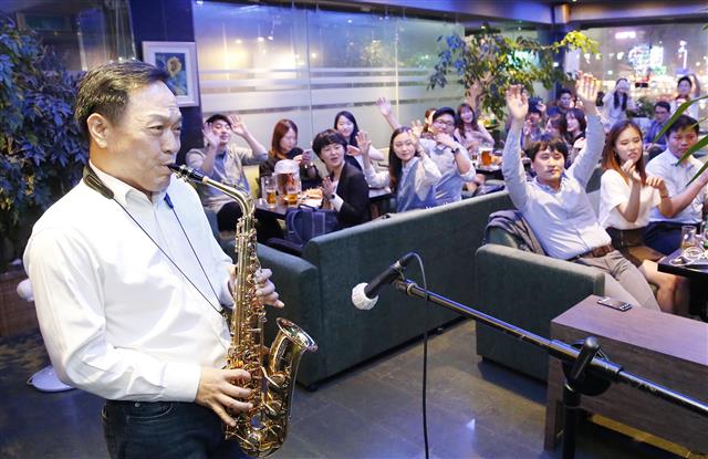 이필운 시장이 새내기 직원과의 진심 토크에서 색소폰 연주 솜씨를 뽐내고 있다. 배운 지 10여년 됐으나 실력은 별로라면서 겸손해한다.<br>안양시 제공