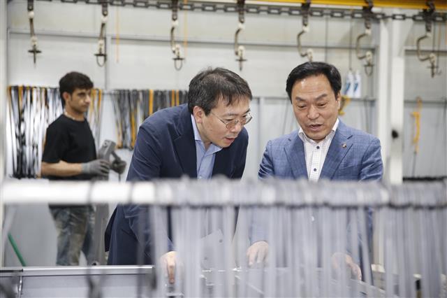 이필운 시장이 지역의 한 기업체를 방문해 관계자와 함께 공장을 살펴보고 있다.<br>안양시 제공