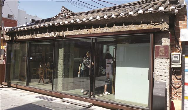 이상의 집. 왼쪽에 서울미래유산 동판이 붙어 있다.
