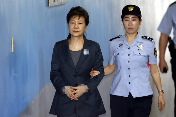 박근혜, 법정으로…