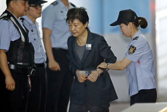 법정 이동하는 박근혜