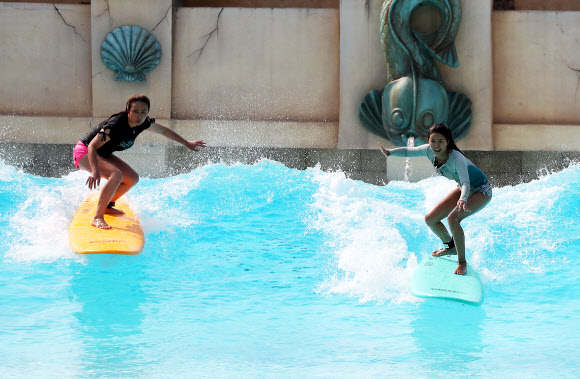 무더위 날리는 시원한 서핑