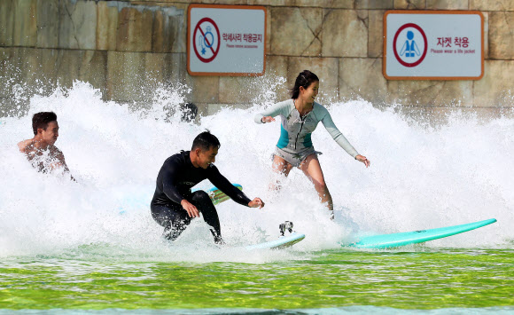무더위 날리는 시원한 서핑