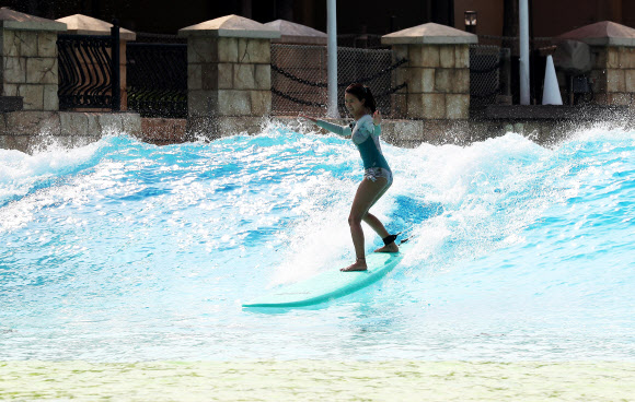 파도에 몸을 맡기고