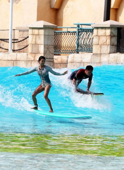 파도에 몸을 맡기고