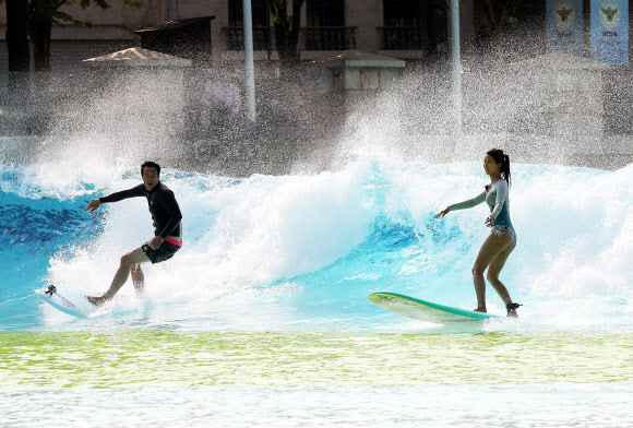파도에 몸을 맡기고