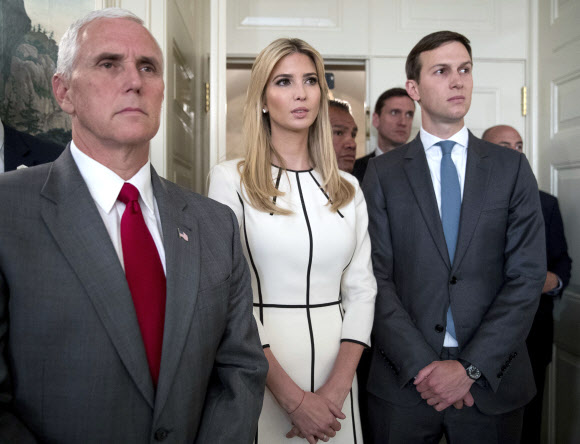 14일(현지시간) 도널드 트럼프 대통령의 장녀 이방카 트럼프(가운데)가 남편이자 백악관 수석고문인 자레드 쿠시너(오른쪽)와 마이크 펜스(왼쪽) 미국 부통령과 함께 백악관에서 도널드 트럼프 미국 대통령의 연설을 듣고 있다. AP 연합뉴스