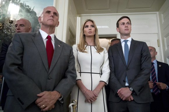 14일(현지시간) 도널드 트럼프 대통령의 장녀 이방카 트럼프(가운데)가 남편이자 백악관 수석고문인 자레드 쿠시너(오른쪽)와 마이크 펜스(왼쪽) 미국 부통령과 함께 백악관에서 도널드 트럼프 미국 대통령의 연설을 듣고 있다. AP 연합뉴스
