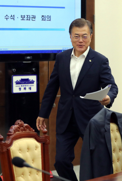 문재인 대통령이 15일 청와대에서 수석 보좌관회의를 주재했다. 문 대통령이 입장하고 있다.  안주영 기자 jya@seoul.co.kr