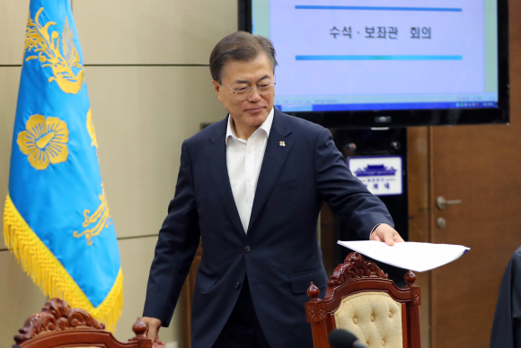 문재인 대통령이 15일 청와대에서 수석 보좌관회의를 주재했다. 문 대통령이 입장하고 있다. 안주영 기자 jya@seoul.co.kr