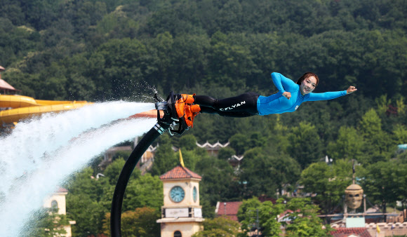 슈퍼맨 포즈처럼