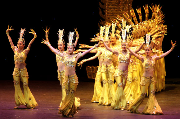 중국 장애인 예술단(CDPPAT)이 14일(현지시간) 멕시코 과달라하라의 텔멕스 오디토리움에서 열린 공연 ‘My Dream’ 무대에서 전통춤을 선보이고 있다. EPA 연합뉴스