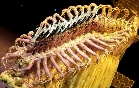 중국 장애인 예술단(CDPPAT)이 14일(현지시간) 멕시코 과달라하라의 텔멕스 오디토리움에서 열린 공연 ‘My Dream’ 무대에서 전통춤을 선보이고 있다. EPA 연합뉴스